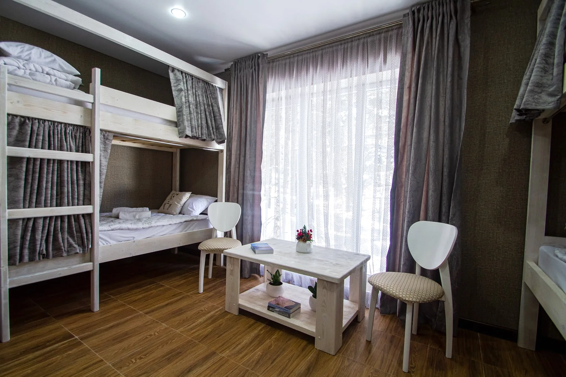 Светлая комната Panda Hostel с окном и зоной отдыха