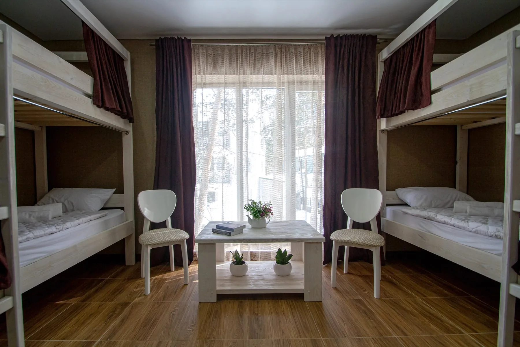 Светлая комната Panda Hostel с двухъярусными кроватями и окном