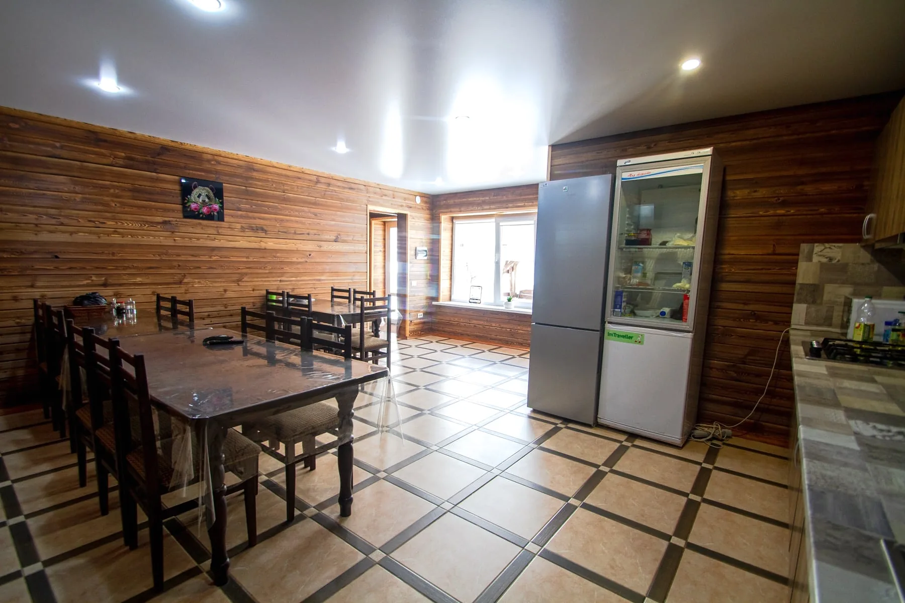 Кухня и столовая зона Panda Hostel