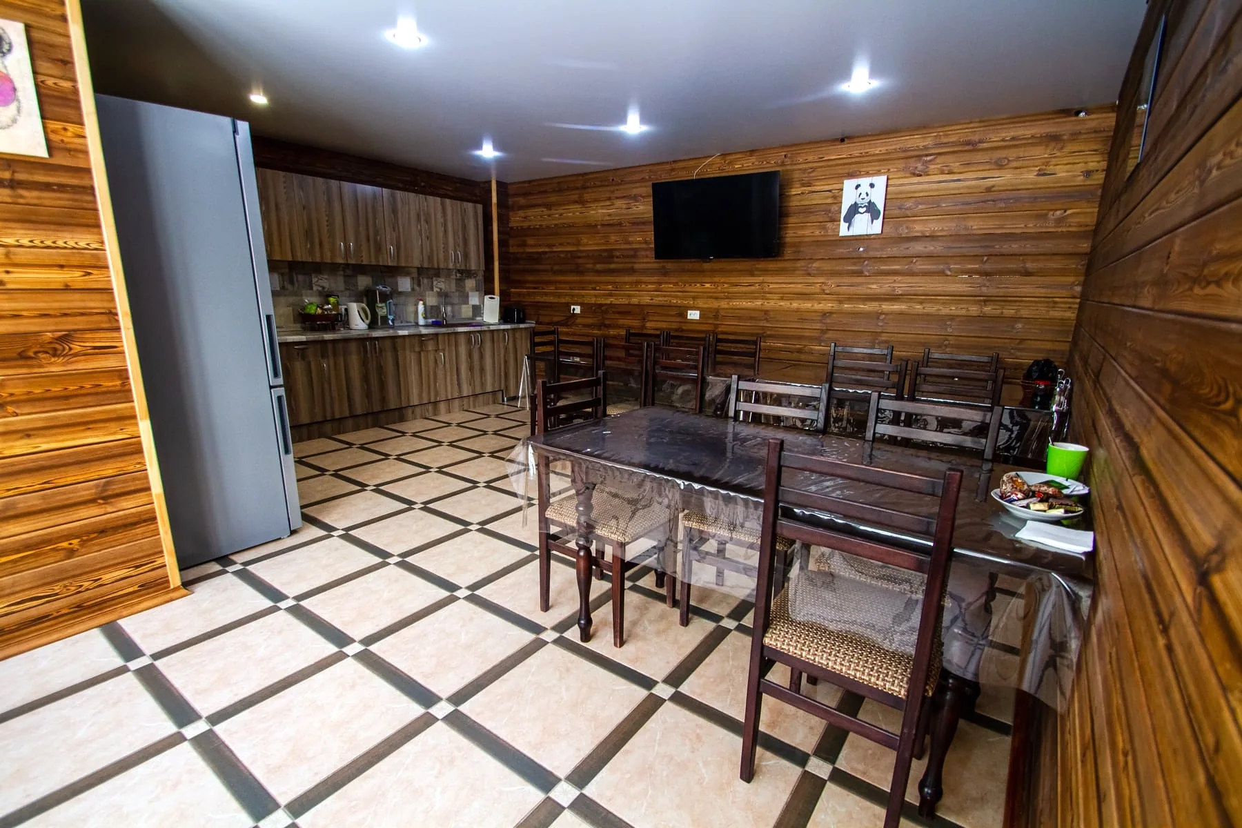 Общая зона Panda Hostel со столами