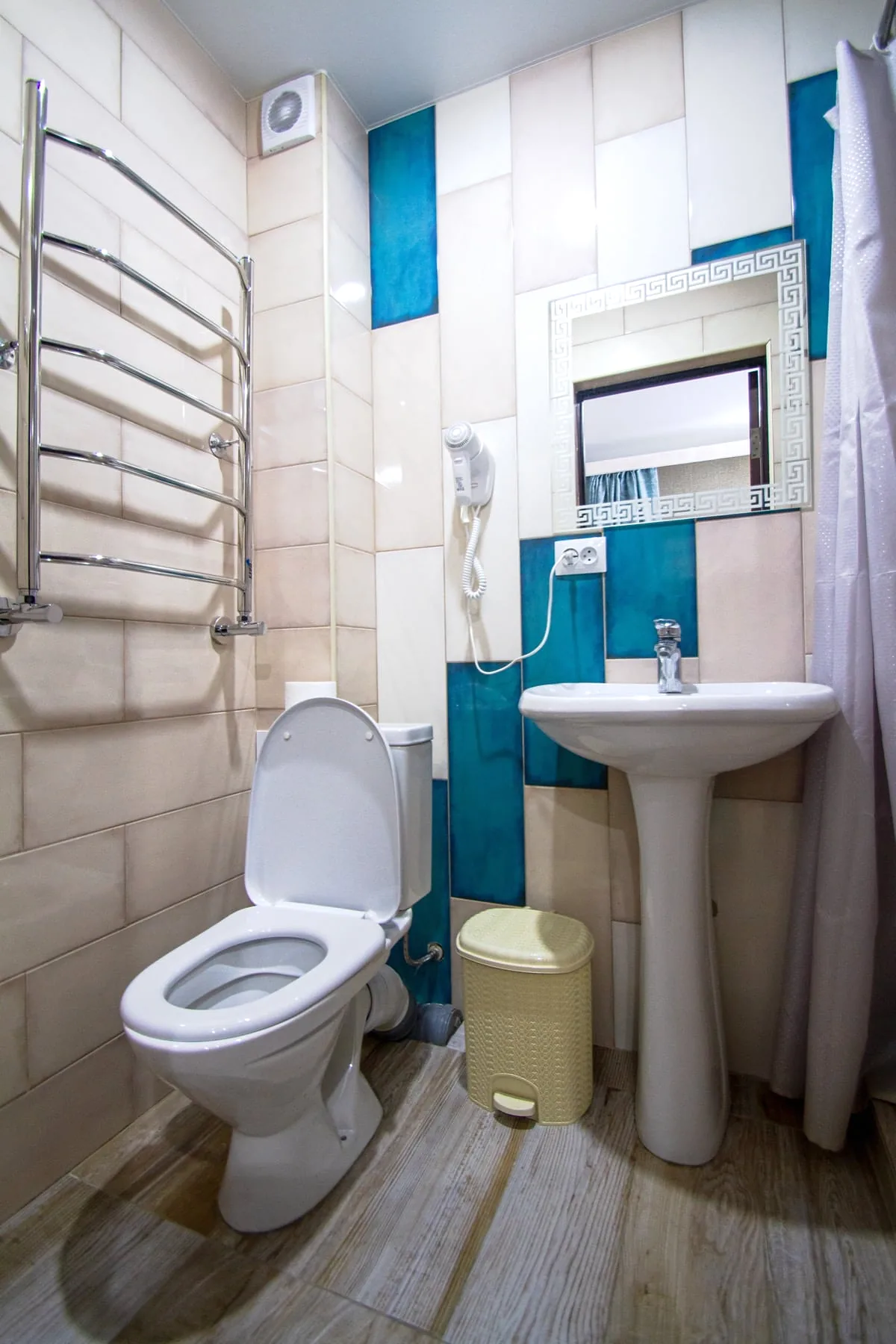 Санузел Panda Hostel с душем и раковиной