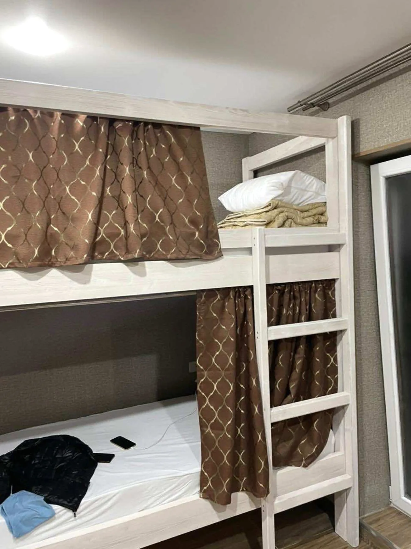 Спальное место с занавеской в комнате Panda Hostel