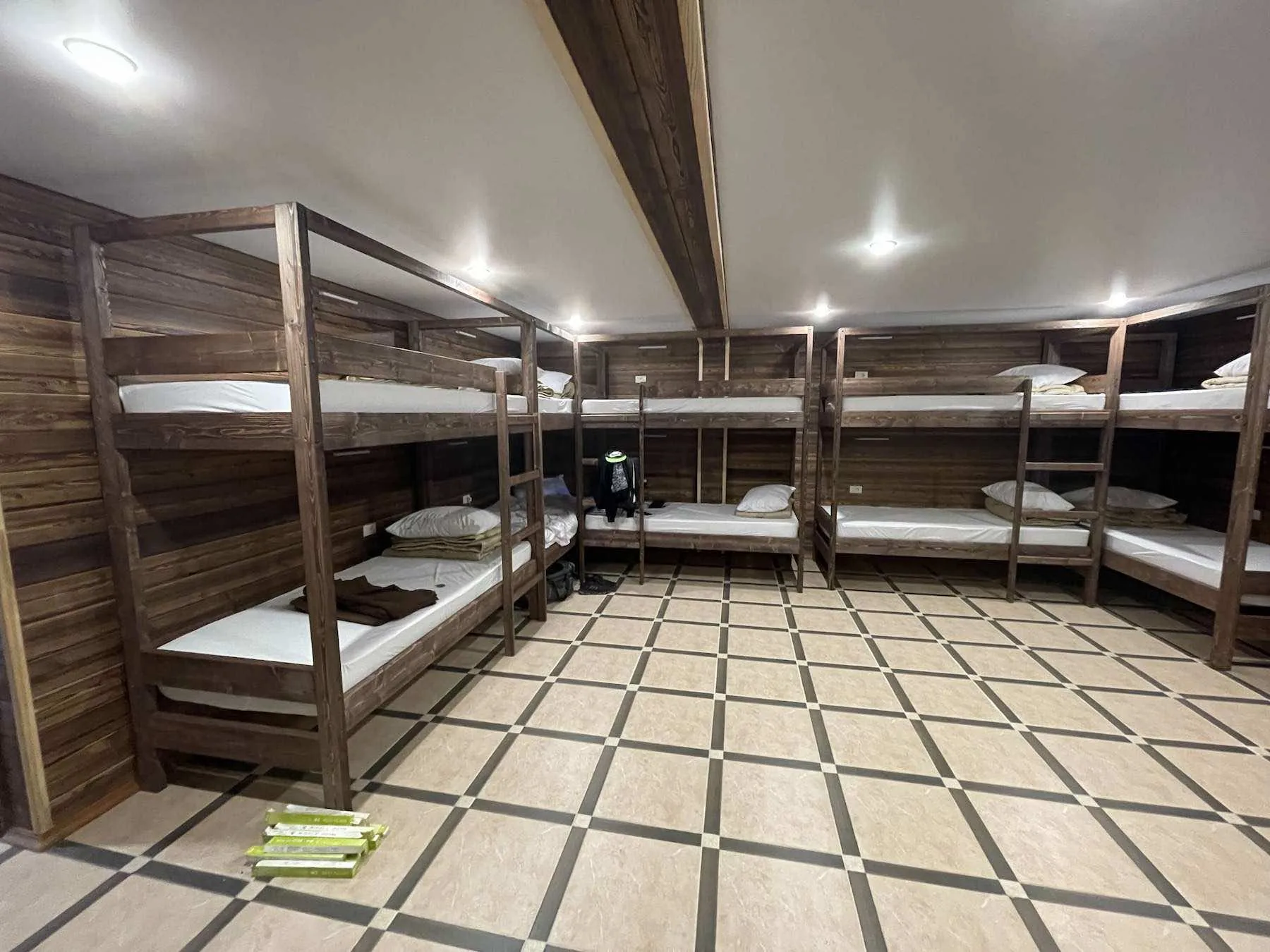 Общая комната Panda Hostel с деревянными двухъярусными кроватями