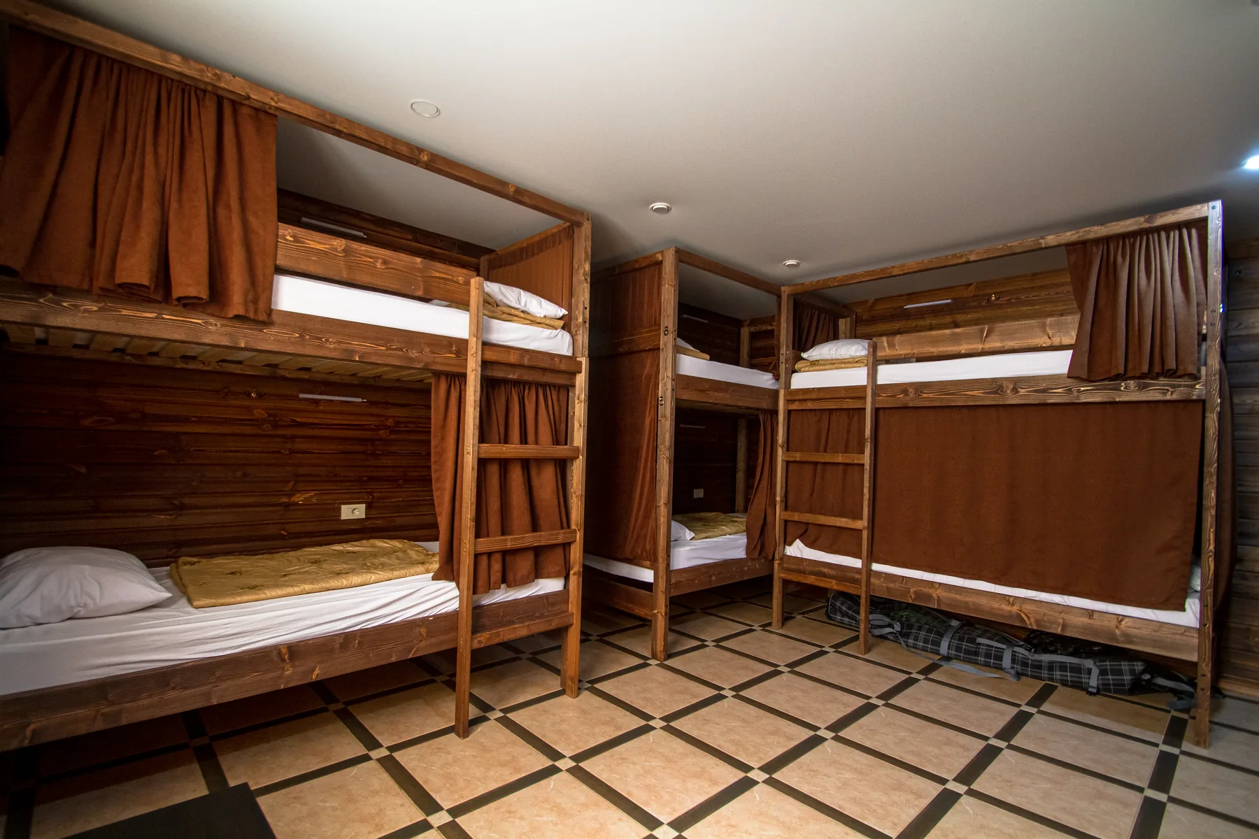 Спальные места со шторами в общей комнате Panda Hostel